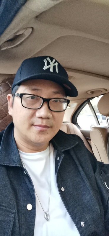 拥抱幸福的第一张照片--华安征婚网