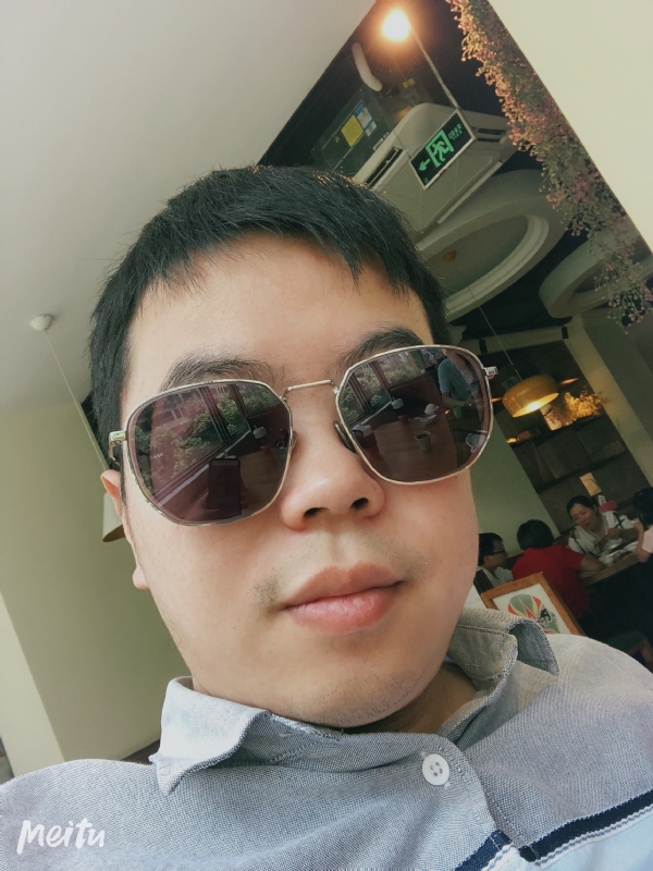 月台等路人的第一张照片--华安征婚网